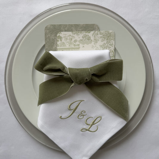 Personalisierte Serviette mit feiner Stickerei für Hochzeit und Events