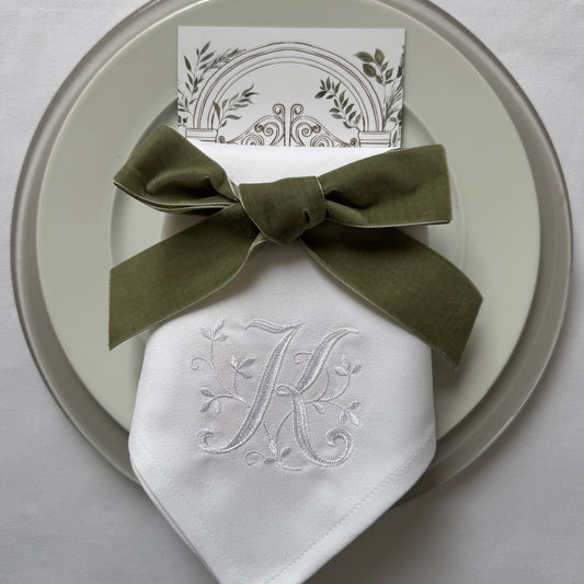 Edle Hochzeitsserviette mit floralem Monogramm Stickerei
