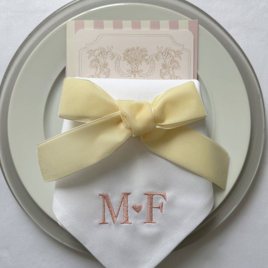 Individuell bestickte Serviette für Hochzeit mit Initialen und Herz