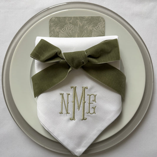 Bestickte Serviette mit Monogramm für Hochzeit und Events