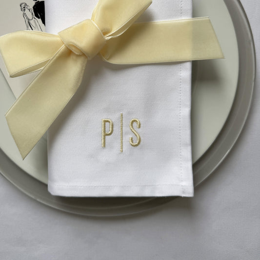 Hochwertige Stoffserviette mit bestickten Initialen