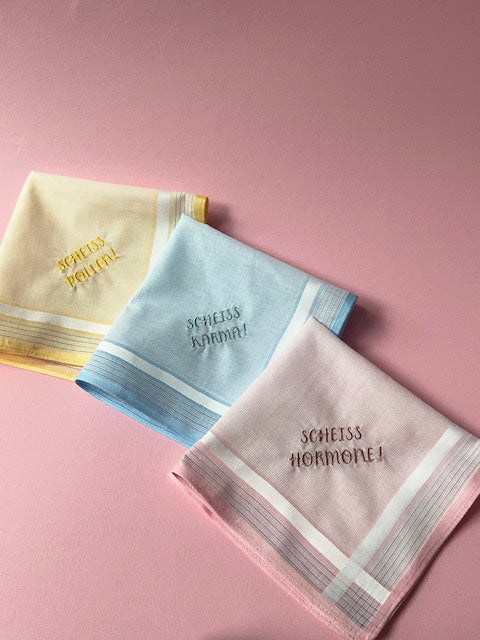 Besticktes Taschentuch „Scheiss Pollen“ – Gelbes Stofftaschentuch mit humorvollem Spruch