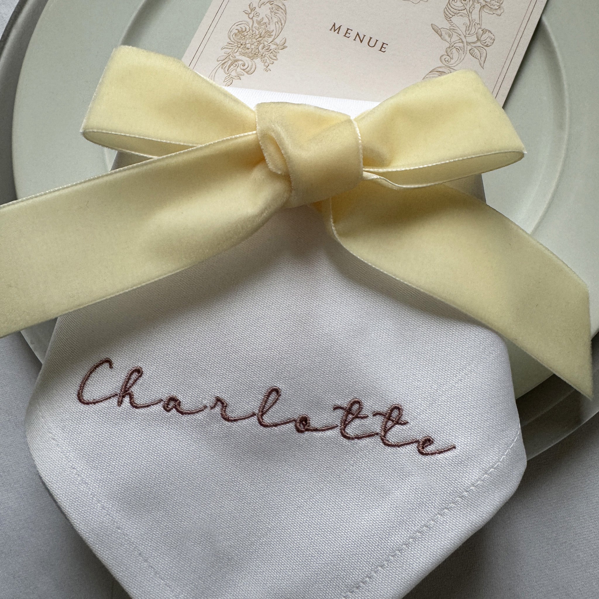 Individuelle Serviette mit Name Hochzeit bestickt