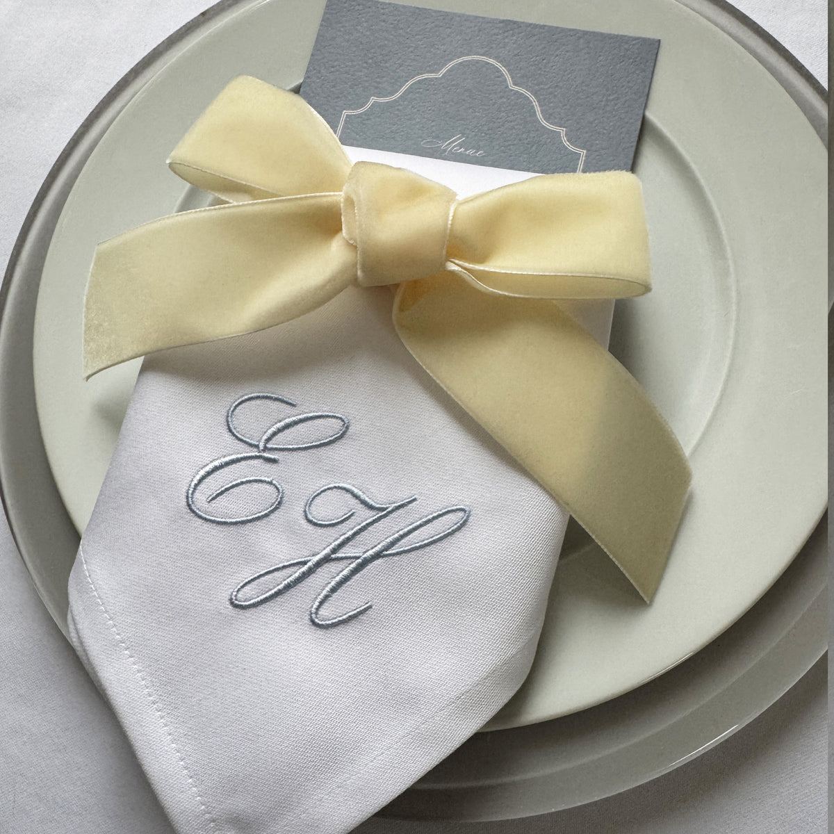 Noble — Hochwertige bestickte Serviette mit Monogramm für Hochzeit & Event – studio.julimare