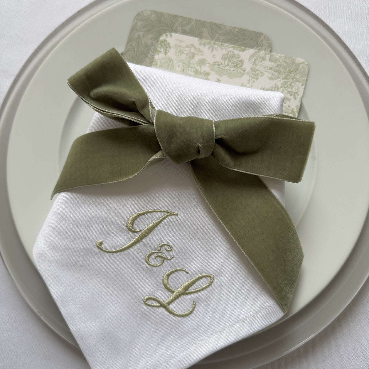 Luxe — Hochwertige bestickte Serviette mit Monogramm für Hochzeit & Event – studio.julimare