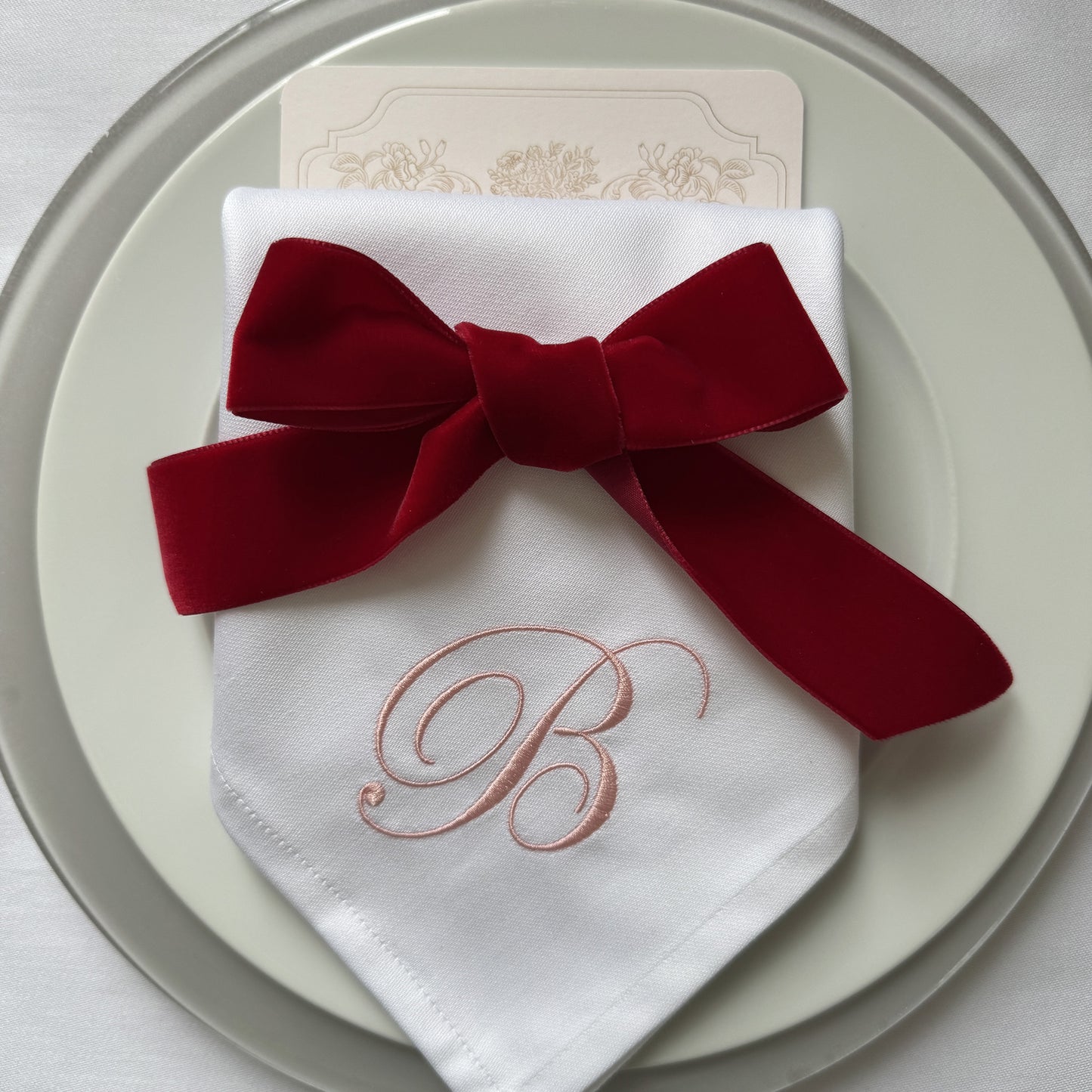 Samtschleife in Bordeaux auf bestickter Serviette