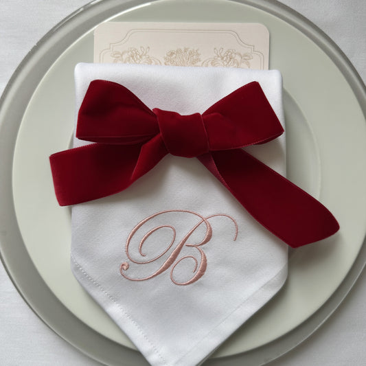 Samtschleife in Bordeaux auf bestickter Serviette