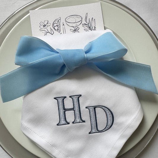 Samtschleife Hellblau auf bestickter Serviette Initialen