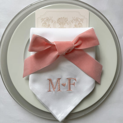 Samtschleife Rosa auf bestickter Serviette mit Monogramm