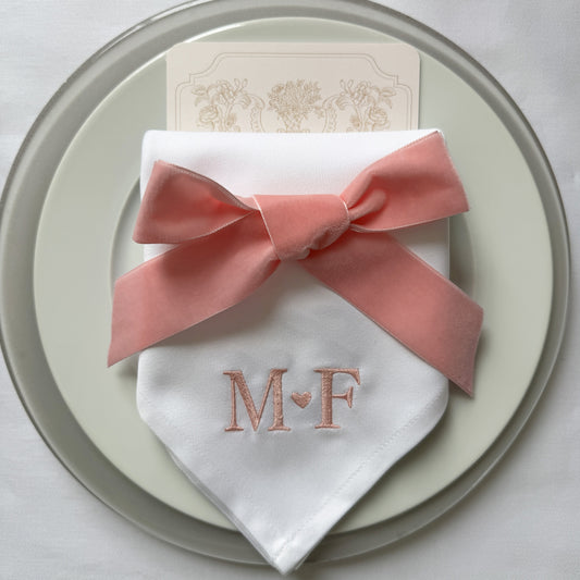 Samtschleife Rosa auf bestickter Serviette mit Monogramm