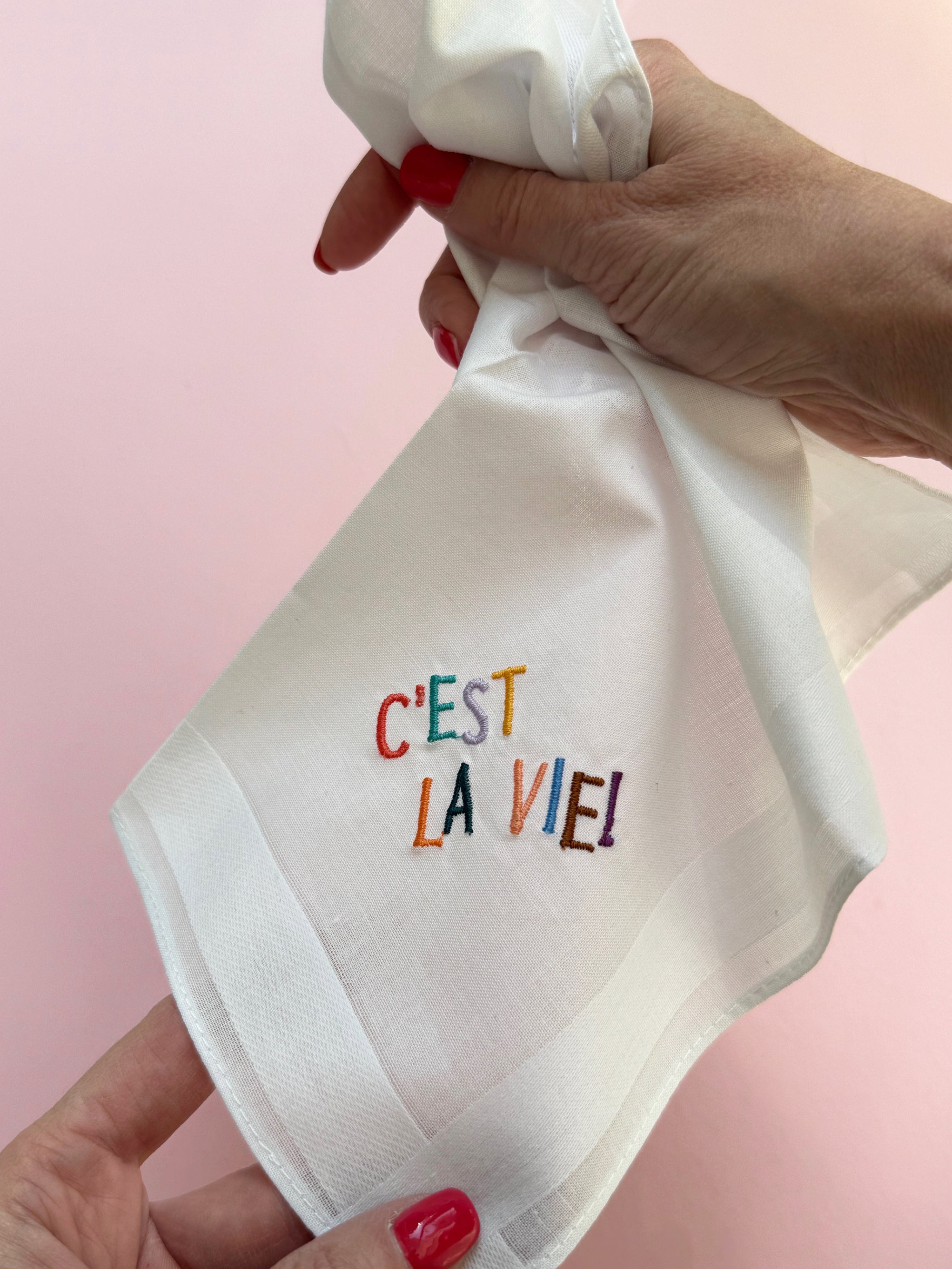 Besticktes Stofftaschentuch C'est la vie mit liebevoller Stickerei