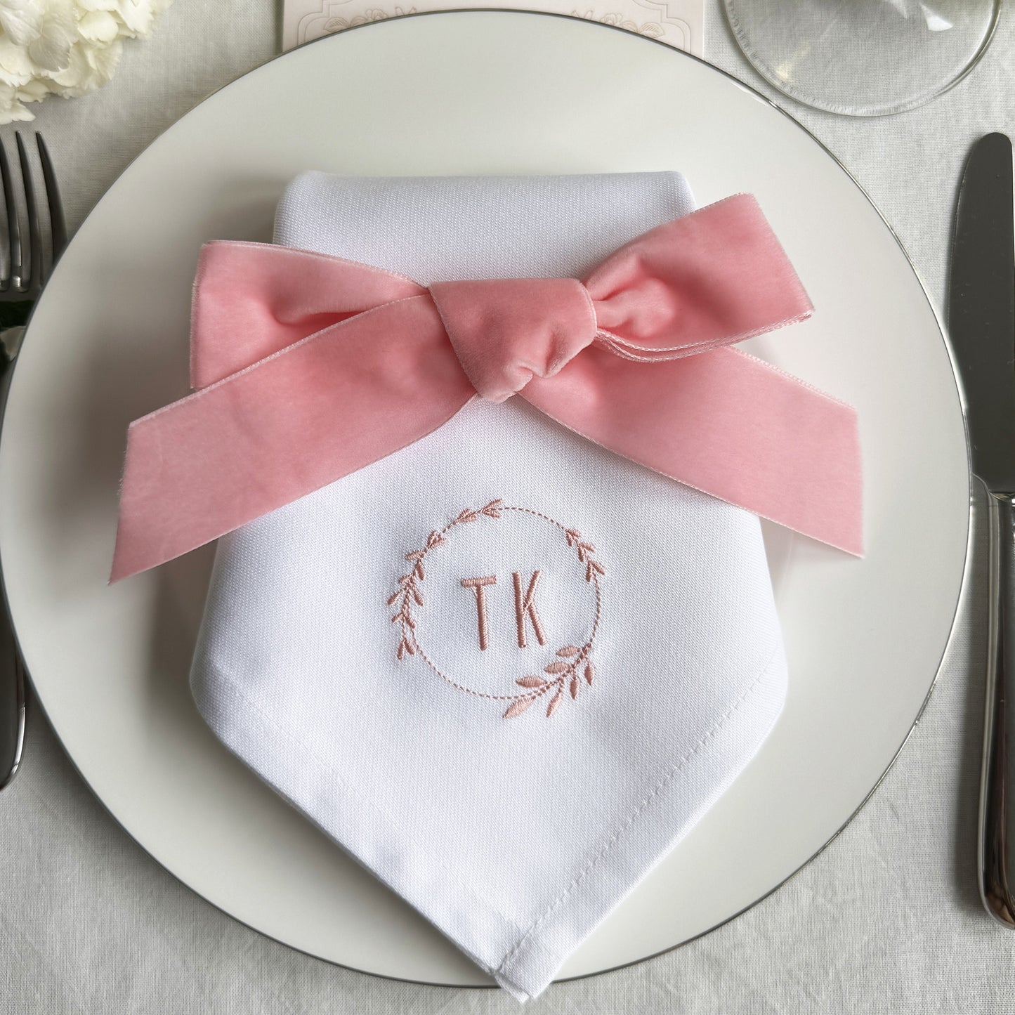 "FLEUR" - bestickte personalisierte Serviette mit Monogramm für Hochzeit & Events