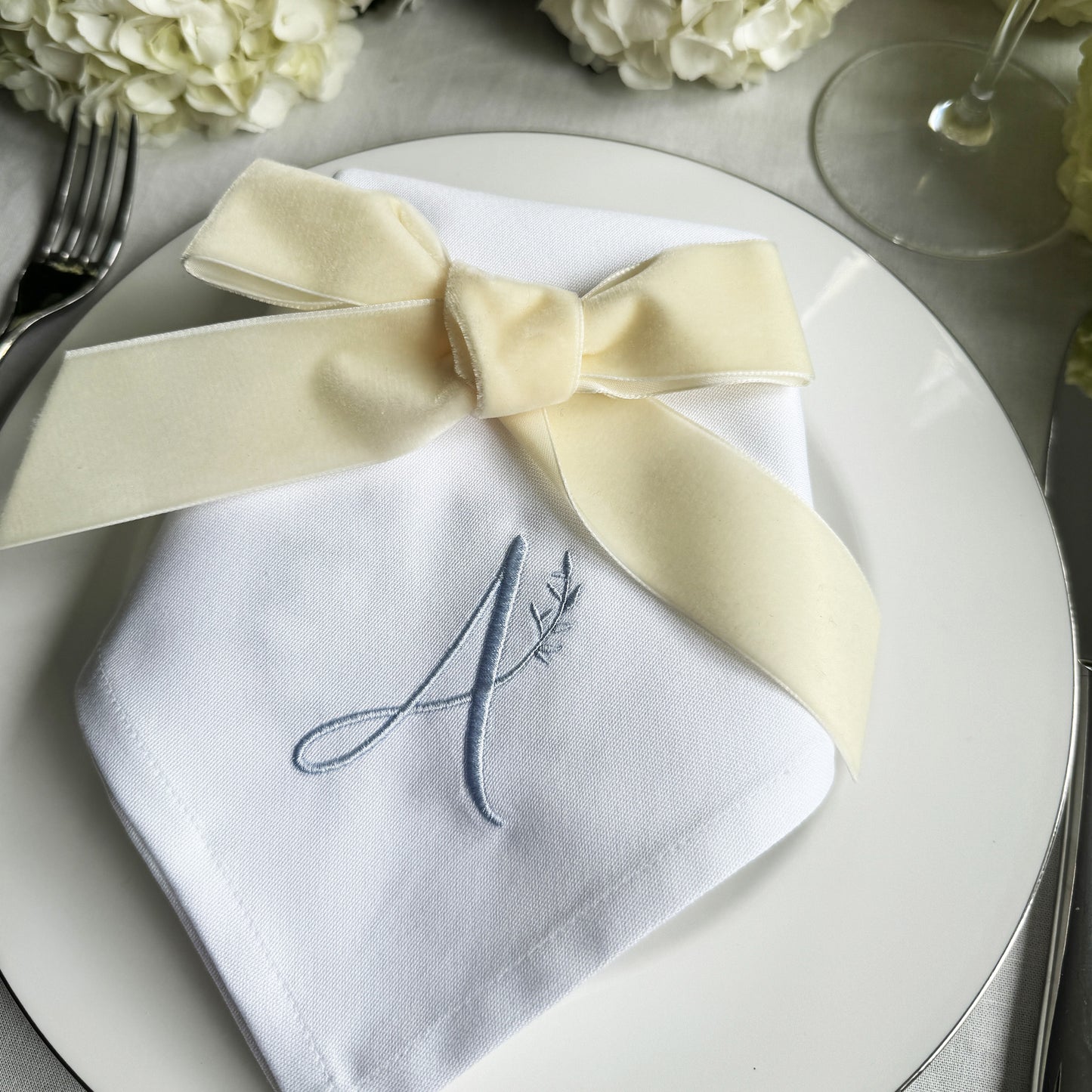 "PURE" - bestickte personalisierte Serviette mit Monogramm für Hochzeit & Events