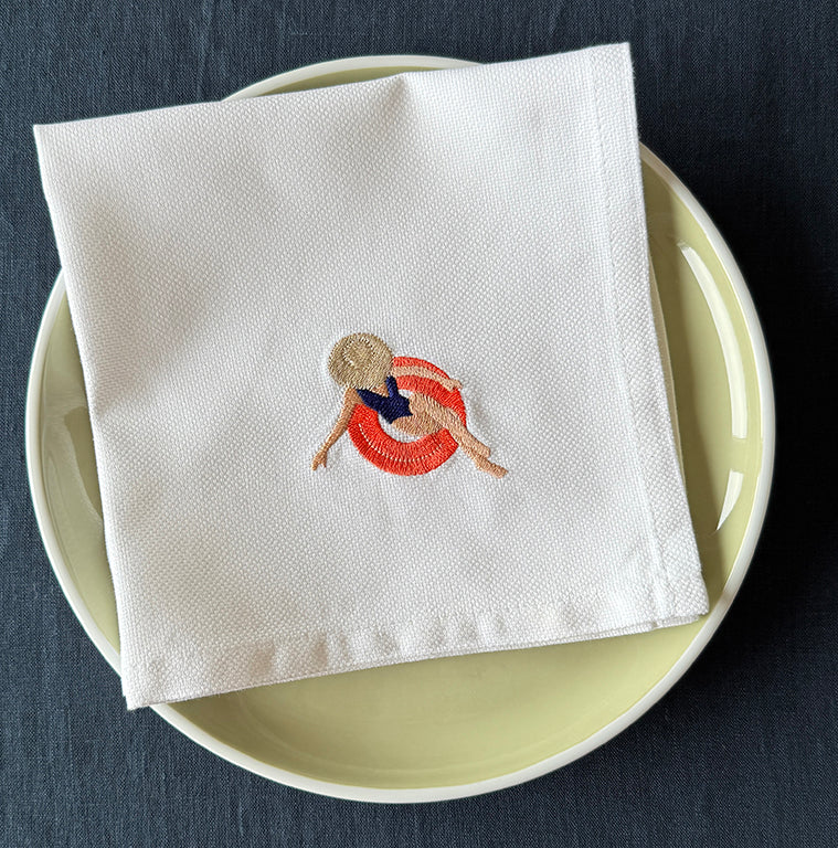 Bestickte Serviette mit Frau im Schwimmreif Motiv