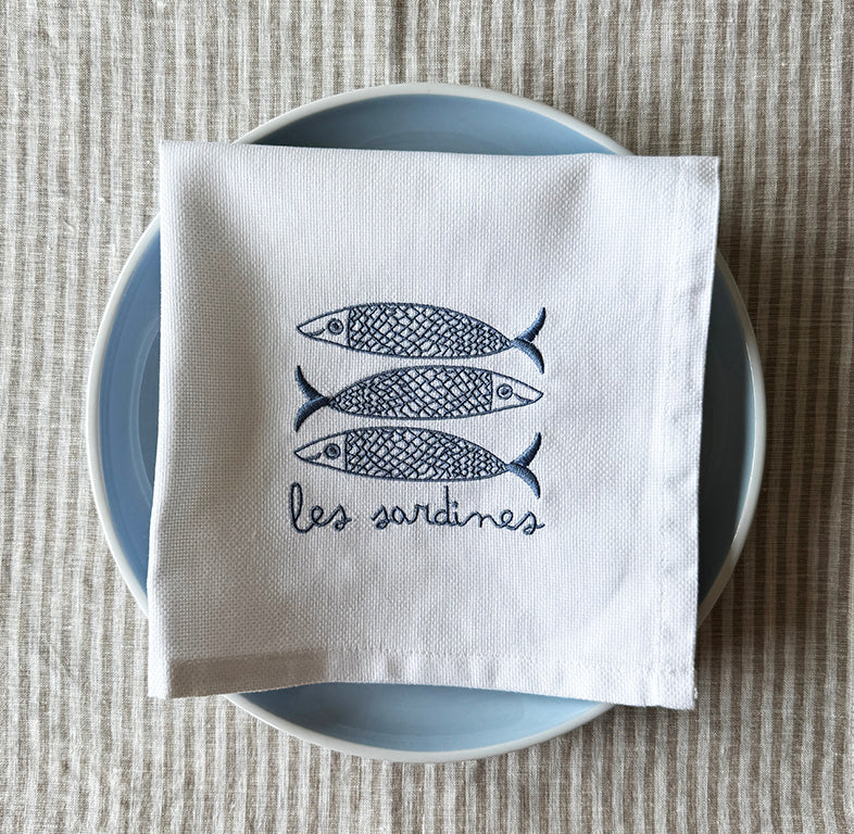 Bestickte Serviette mit Sardinenmotiv für Alltag