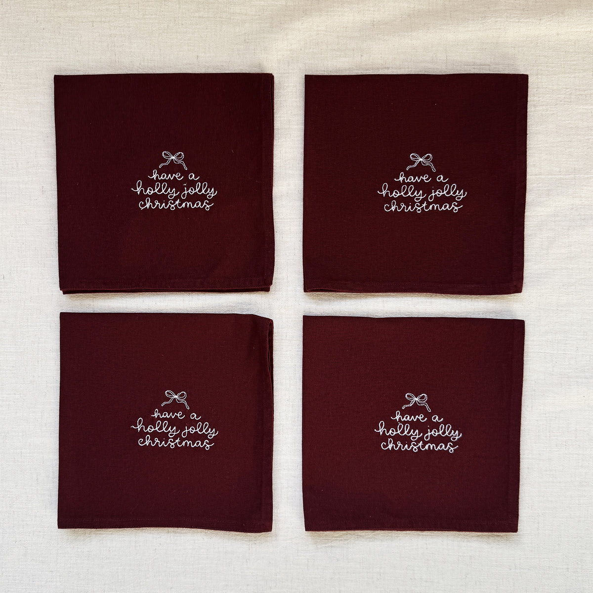 HOLLY JOLLY CHRISTMAS – Besticktes Leinen-Serviettenset, 4er-Set Bordeaux