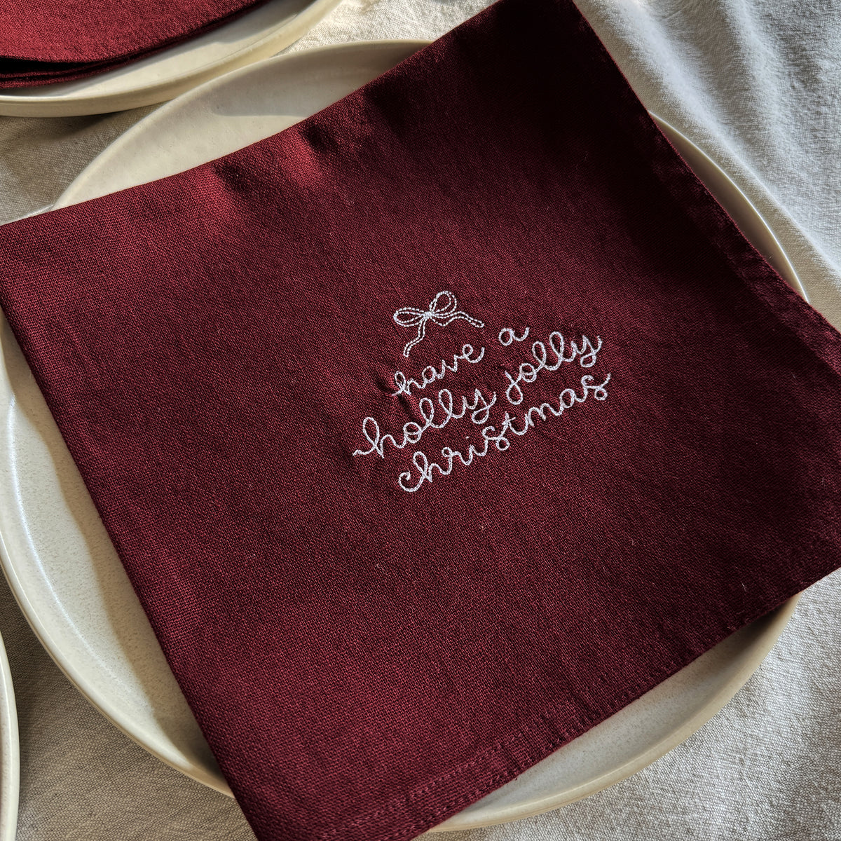 HOLLY JOLLY CHRISTMAS – Besticktes Leinen-Serviettenset, 4er-Set Bordeaux