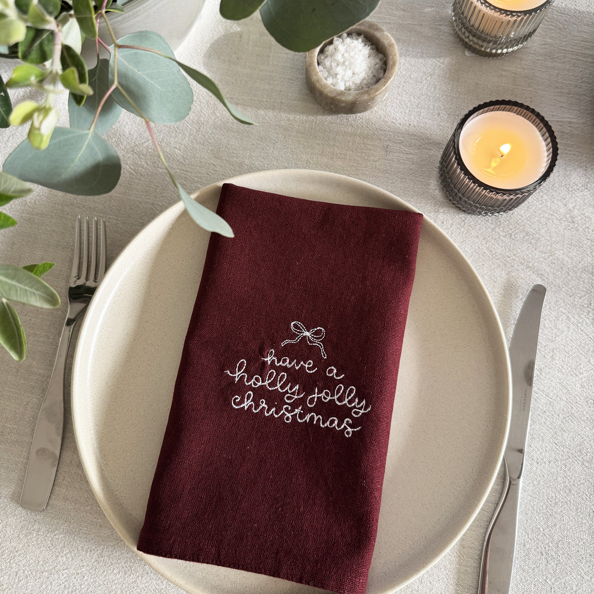 HOLLY JOLLY CHRISTMAS – Besticktes Leinen-Serviettenset, 4er-Set Bordeaux