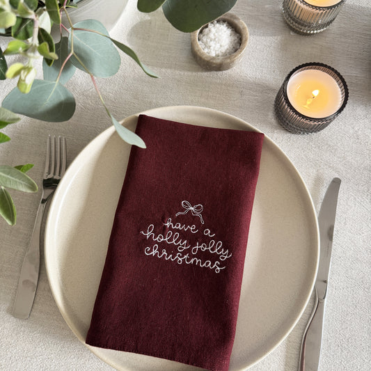 HOLLY JOLLY CHRISTMAS – Besticktes Leinen-Serviettenset, 4er-Set Bordeaux