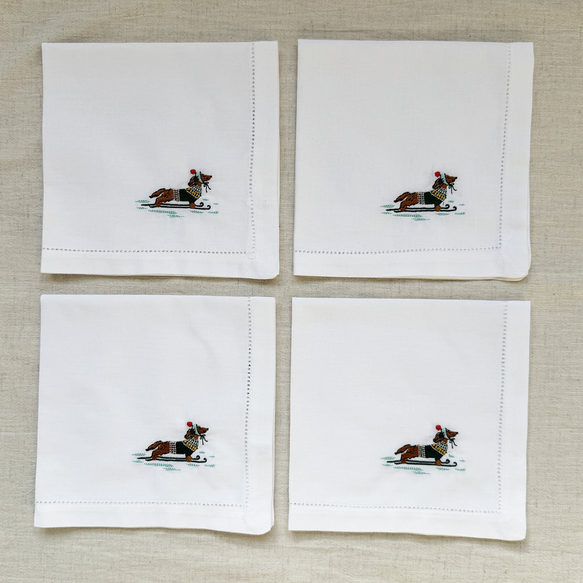 DACHSHUND ON SKIS – Bestickte Servietten mit Hohlsaum, 4er-Set