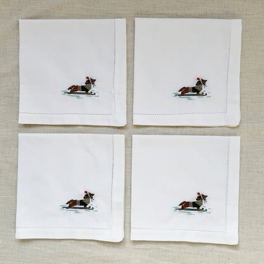 DACHSHUND ON SKIS – Bestickte Servietten mit Hohlsaum, 4er-Set