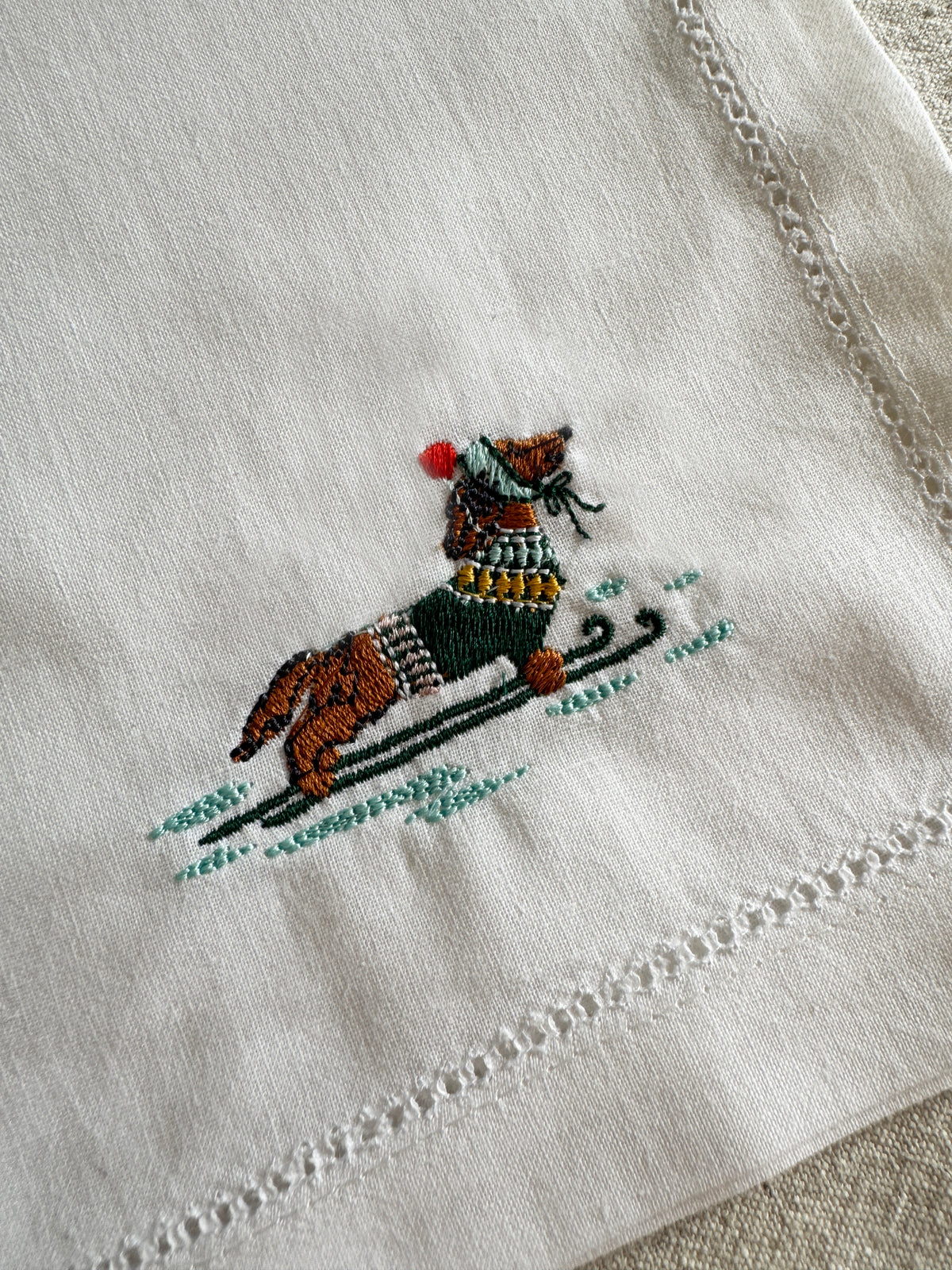 DACHSHUND ON SKIS – Bestickte Servietten mit Hohlsaum, 4er-Set