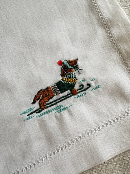 DACHSHUND ON SKIS – Bestickte Servietten mit Hohlsaum, 4er-Set