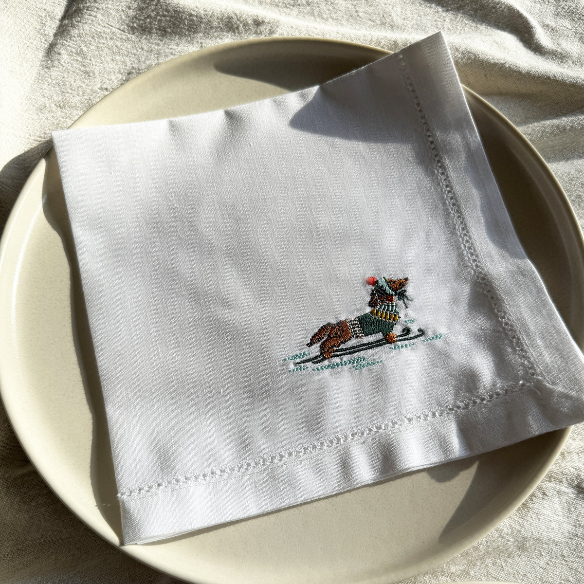 DACHSHUND ON SKIS – Bestickte Servietten mit Hohlsaum, 4er-Set
