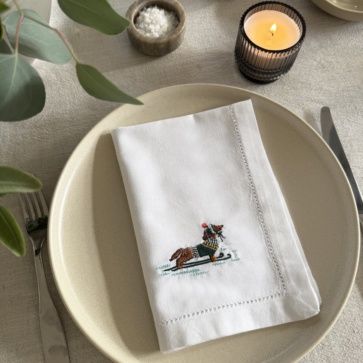 DACHSHUND ON SKIS – Bestickte Servietten mit Hohlsaum, 4er-Set