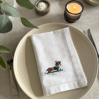 DACHSHUND ON SKIS – Bestickte Servietten mit Hohlsaum, 4er-Set