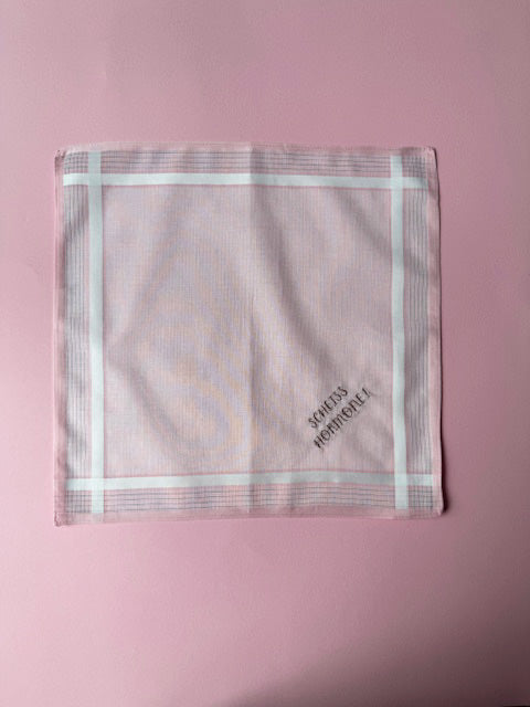 Besticktes Taschentuch „Scheiss Hormone“ – Rosa Stofftaschentuch mit humorvollem Spruch