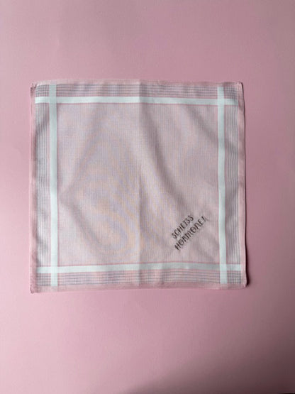 Besticktes Taschentuch „Scheiss Hormone“ – Rosa Stofftaschentuch mit humorvollem Spruch