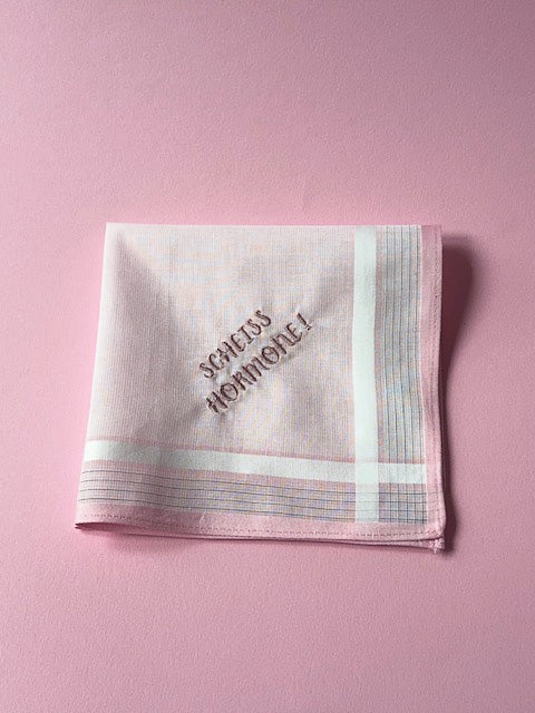 Besticktes Taschentuch „Scheiss Hormone“ – Rosa Stofftaschentuch mit humorvollem Spruch