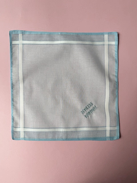 Besticktes Taschentuch „Scheiss Karma“ – Hellblaues Stofftaschentuch mit humorvollem Spruch