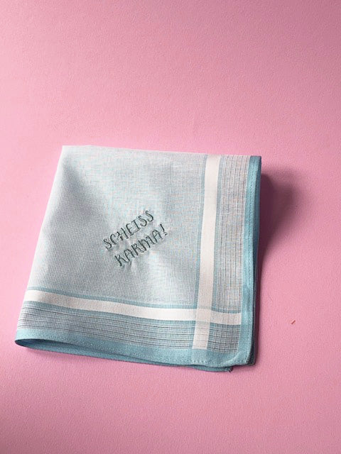 Besticktes Taschentuch „Scheiss Karma“ – Hellblaues Stofftaschentuch mit humorvollem Spruch