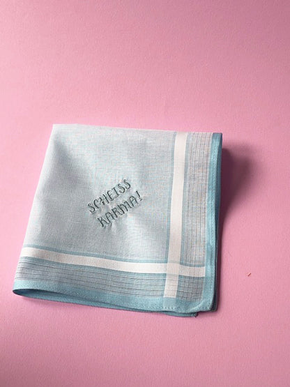 Besticktes Taschentuch „Scheiss Karma“ – Hellblaues Stofftaschentuch mit humorvollem Spruch