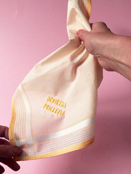 Besticktes Taschentuch „Scheiss Pollen“ – Gelbes Stofftaschentuch mit humorvollem Spruch